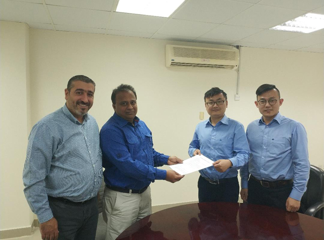 星邦重工国际销售代表与卡塔尔客户签约