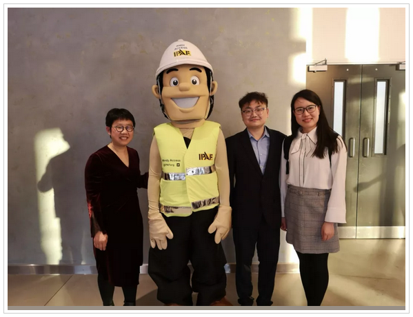 ▲星邦重工总经理许红霞及团队成员与IPAF安全宣传大使ANDY合影